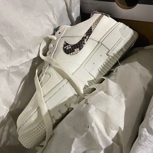 Air Force 1 Pixel SE Sail Snake